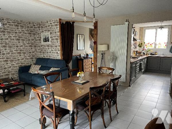 Maison d'habitation comprenant : salon-séjour, cuisine, 2 chambres, salle de bains, véranda, garage.