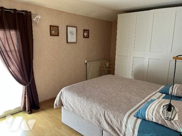 Maison d'habitation comprenant : salon-séjour, cuisine, 2 chambres, salle de bains, véranda, garage.