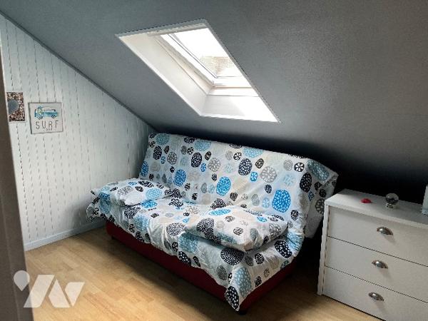 Maison d'habitation comprenant : salon-séjour, cuisine, 2 chambres, salle de bains, véranda, garage.