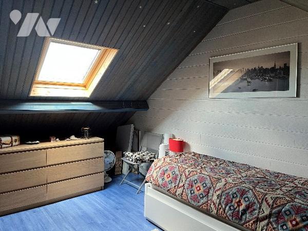 Maison d'habitation comprenant : salon-séjour, cuisine, 2 chambres, salle de bains, véranda, garage.