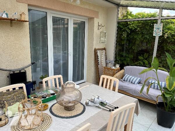 Maison d'habitation comprenant : salon-séjour, cuisine, 2 chambres, salle de bains, véranda, garage.