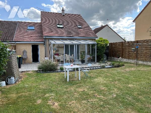 Maison d'habitation comprenant : salon-séjour, cuisine, 2 chambres, salle de bains, véranda, garage.