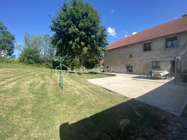 Au lac des rouges truites, à seulement 10 mn de Saint-Laurent-en-Grandvaux et proche de la frontière suisse, découvrez cette ancienne ferme rénovée avec goût, située dans un petit hameau calme et verdoyant.
Offrant 135 m² habitables, cette maison pleine de charme séduira les amoureux de nature et d’espace. Mitoyenne d’un côté sans aucune gêne, elle bénéficie d’un environnement paisible, sans vis-à-vis, avec un beau terrain plat de 1 131 m².

Au rez-de-chaussée, vous profiterez d’un hall d’entrée, d’une cuisine conviviale avec four à pain, d’une salle à manger, d’un salon chaleureux, d’une salle de douche avec WC, un accès au cellier , au garage et à la chaufferie, ainsi que d’une cave.

À l’étage, l’espace nuit comprend 3 chambres dont une chambre parentale, un dressing, un WC séparé ainsi qu’une salle de douche et baignoire.

À l’extérieur, une superbe terrasse de 54 m² et un terrain de pétanque vous permettront de profiter pleinement des beaux jours dans un cadre intimiste et naturel.

Une grande dépendance de 151 m² vient compléter ce bien avec un cellier, une chaufferie équipée d’une chaudière à pellets avec silo, ainsi qu’un vaste garage de 92 m² offrant de nombreuses possibilités de stockage ou d’aménagement.

Prestations complémentaires :
Double vitrage PVC blanc avec finition extérieure aspect bois
Volets roulants manuels
Chauffage au sol au rez-de-chaussée
Radiateurs à l’étage
Fosse septique de 2006

Un bien rare, idéal pour une famille, une résidence secondaire ou un projet de vie au calme, à proximité de la Suisse et des magnifiques paysages du Haut-Jura.