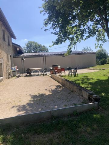 Au lac des rouges truites, à seulement 10 mn de Saint-Laurent-en-Grandvaux et proche de la frontière suisse, découvrez cette ancienne ferme rénovée avec goût, située dans un petit hameau calme et verdoyant.
Offrant 135 m² habitables, cette maison pleine de charme séduira les amoureux de nature et d’espace. Mitoyenne d’un côté sans aucune gêne, elle bénéficie d’un environnement paisible, sans vis-à-vis, avec un beau terrain plat de 1 131 m².

Au rez-de-chaussée, vous profiterez d’un hall d’entrée, d’une cuisine conviviale avec four à pain, d’une salle à manger, d’un salon chaleureux, d’une salle de douche avec WC, un accès au cellier , au garage et à la chaufferie, ainsi que d’une cave.

À l’étage, l’espace nuit comprend 3 chambres dont une chambre parentale, un dressing, un WC séparé ainsi qu’une salle de douche et baignoire.

À l’extérieur, une superbe terrasse de 54 m² et un terrain de pétanque vous permettront de profiter pleinement des beaux jours dans un cadre intimiste et naturel.

Une grande dépendance de 151 m² vient compléter ce bien avec un cellier, une chaufferie équipée d’une chaudière à pellets avec silo, ainsi qu’un vaste garage de 92 m² offrant de nombreuses possibilités de stockage ou d’aménagement.

Prestations complémentaires :
Double vitrage PVC blanc avec finition extérieure aspect bois
Volets roulants manuels
Chauffage au sol au rez-de-chaussée
Radiateurs à l’étage
Fosse septique de 2006

Un bien rare, idéal pour une famille, une résidence secondaire ou un projet de vie au calme, à proximité de la Suisse et des magnifiques paysages du Haut-Jura.
