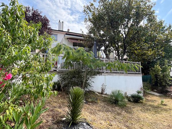 Maison proche Hôpital au calme en excellent état avec un beau jardin