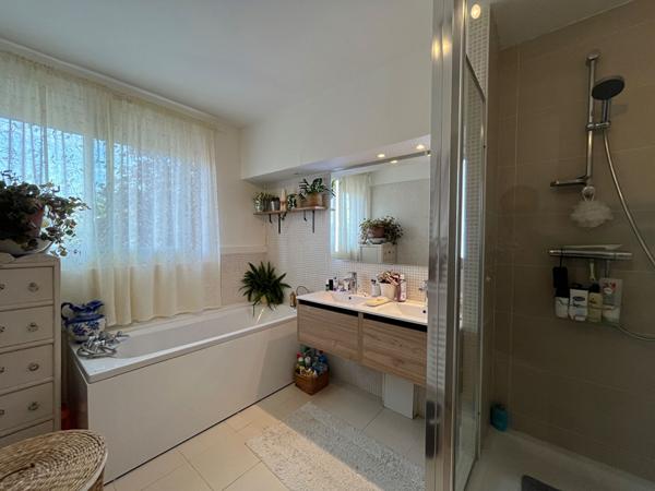 Maison proche Hôpital au calme en excellent état avec un beau jardin