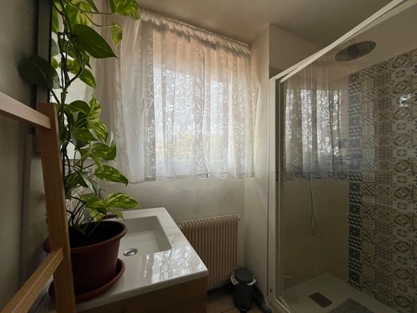 Maison proche Hôpital au calme en excellent état avec un beau jardin