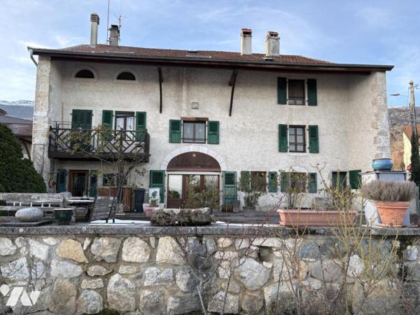 A VENDRE - MAISON DE CARACTERE - SH : 458 m2 - 12 pièces - 5 chambres - Sur 2.985 m2.