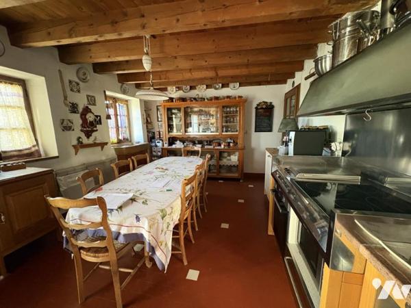 A VENDRE - MAISON DE CARACTERE - SH : 458 m2 - 12 pièces - 5 chambres - Sur 2.985 m2.