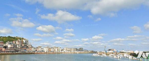Le TREPORT, face à la mer appartement spacieux comprenant de plain pied: séjour, cuisine, dégag...
