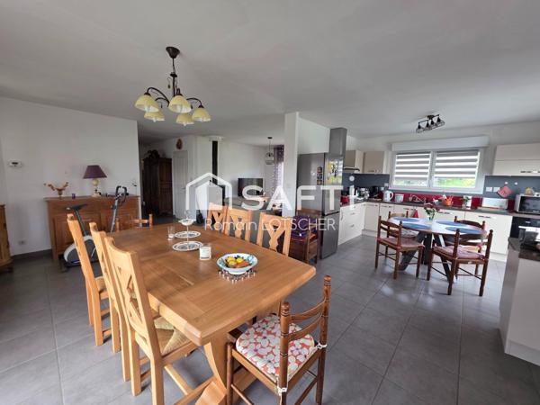 Maison de plain pied sur sous sol avec piscine