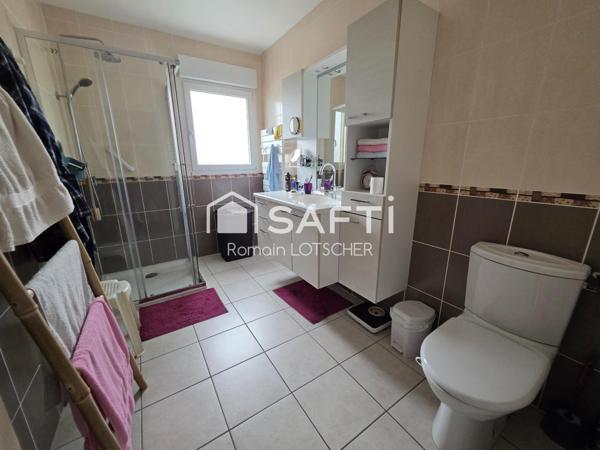 Maison de plain pied sur sous sol avec piscine