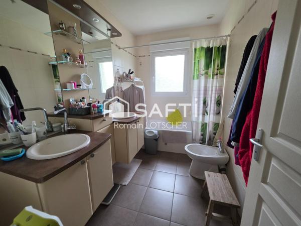 Maison de plain pied sur sous sol avec piscine