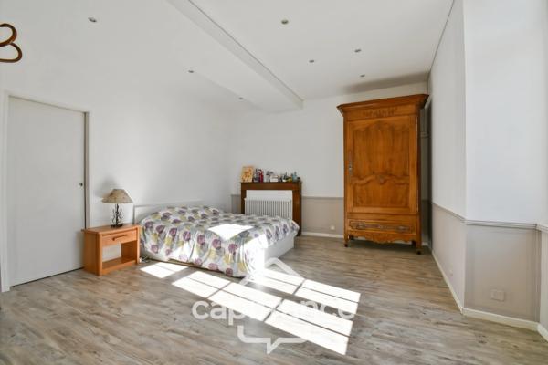 Maison de caractère avec 4 chambres - 6pièces - 268 m² habitables - piscine - jardin et dépendances à BIGNAY