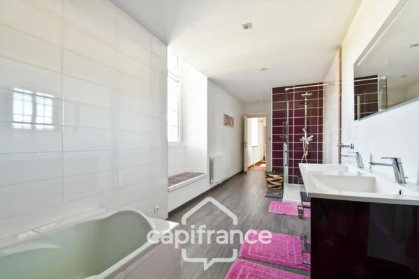 Maison de caractère avec 4 chambres - 6pièces - 268 m² habitables - piscine - jardin et dépendances à BIGNAY