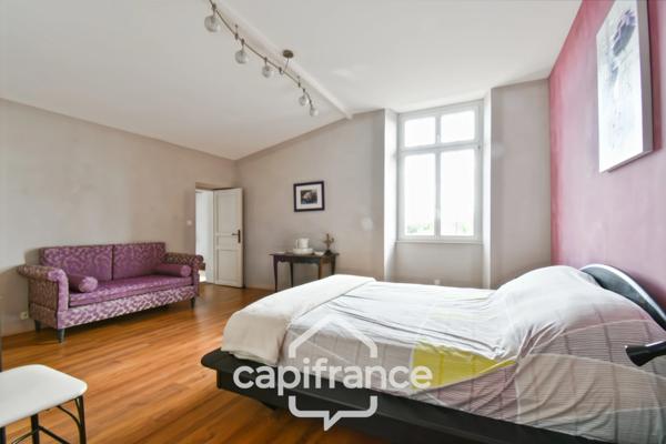 Maison de caractère avec 4 chambres - 6pièces - 268 m² habitables - piscine - jardin et dépendances à BIGNAY