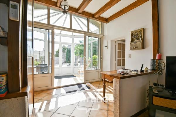 Maison de caractère avec 4 chambres - 6pièces - 268 m² habitables - piscine - jardin et dépendances à BIGNAY