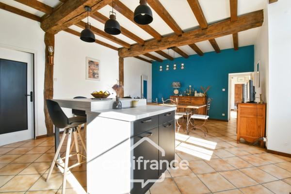Maison de caractère avec 4 chambres - 6pièces - 268 m² habitables - piscine - jardin et dépendances à BIGNAY
