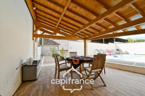 Maison de caractère avec 4 chambres - 6pièces - 268 m² habitables - piscine - jardin et dépendances à BIGNAY