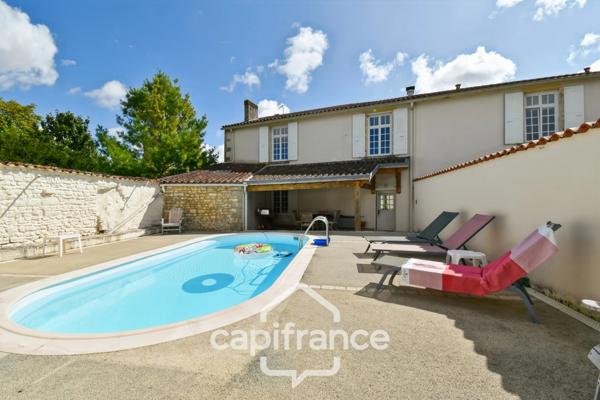 Maison de caractère avec 4 chambres - 6pièces - 268 m² habitables - piscine - jardin et dépendances à BIGNAY