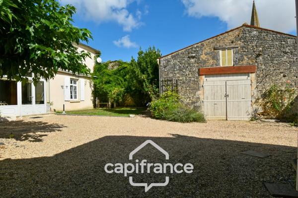 Maison de caractère avec 4 chambres - 6pièces - 268 m² habitables - piscine - jardin et dépendances à BIGNAY