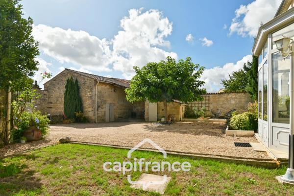 Maison de caractère avec 4 chambres - 6pièces - 268 m² habitables - piscine - jardin et dépendances à BIGNAY