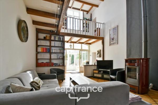Maison de caractère avec 4 chambres - 6pièces - 268 m² habitables - piscine - jardin et dépendances à BIGNAY