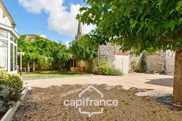 Maison de caractère avec 4 chambres - 6pièces - 268 m² habitables - piscine - jardin et dépendances à BIGNAY