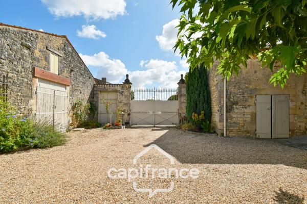 Maison de caractère avec 4 chambres - 6pièces - 268 m² habitables - piscine - jardin et dépendances à BIGNAY