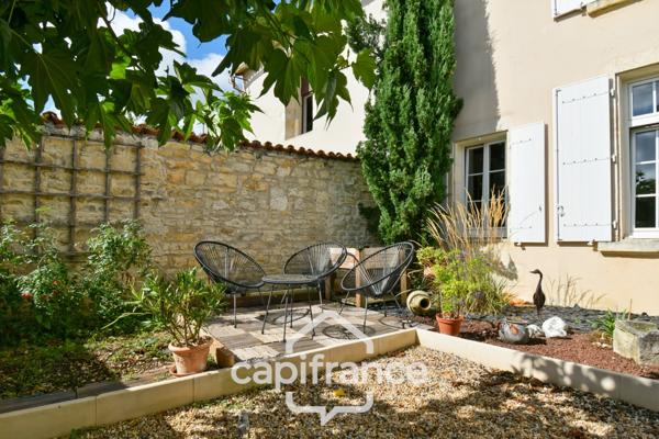 Maison de caractère avec 4 chambres - 6pièces - 268 m² habitables - piscine - jardin et dépendances à BIGNAY