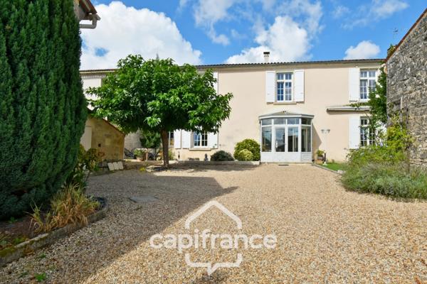 Maison de caractère avec 4 chambres - 6pièces - 268 m² habitables - piscine - jardin et dépendances à BIGNAY