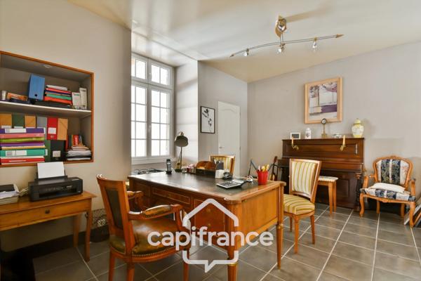 Maison de caractère avec 4 chambres - 6pièces - 268 m² habitables - piscine - jardin et dépendances à BIGNAY