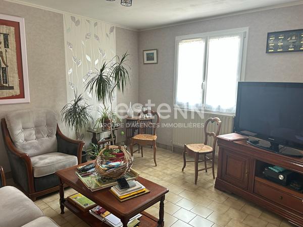 Maison familiale avec 3 chambres et un bureau idéalement située à La Suze sur Sarthe !