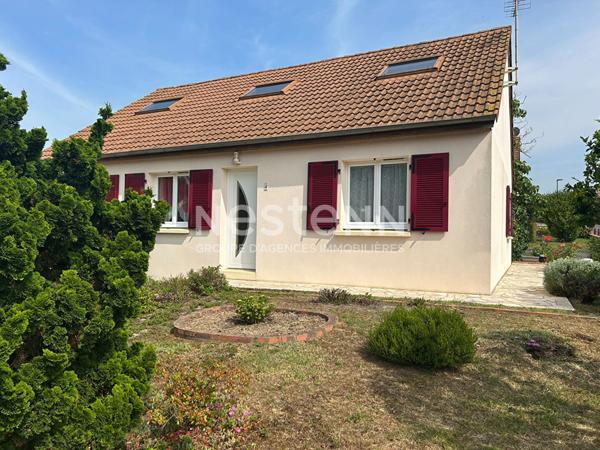 Maison familiale avec 3 chambres et un bureau idéalement située à La Suze sur Sarthe !