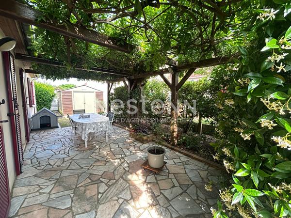 Maison familiale avec 3 chambres et un bureau idéalement située à La Suze sur Sarthe !