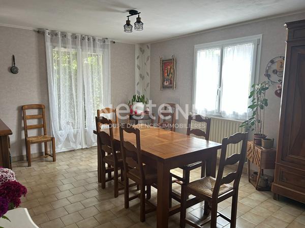 Maison familiale avec 3 chambres et un bureau idéalement située à La Suze sur Sarthe !