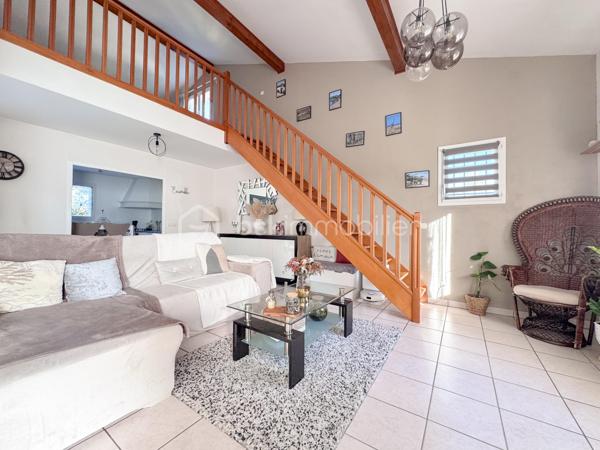 Saint Alban, commune dynamique au nord de Toulouse, séduit par son esprit résidentiel et son cadre de vie agréable, tout en offrant une proximité immédiate avec les axes routiers et commodités. 
C'est dans cet environnement privilégié à 700M du centre ville accessible par une piste cyclable, que se dévoile cette belle maison familiale de 133m². Offrant de beaux volumes, un grand  jardin clos et sans vis-à-vis de 800m² avec puit, ainsi qu'un garage de 24m² et 4 places de parking extérieures, un véritable atout pour accueillir vos invités. 
A l'intérieur, profitez d'une vaste pièce de vie conviviale composée d'un salon-séjour lumineux, d’une mezzanine de 17m², véritable espace modulable selon vos envies ( bureau, chambre supplémentaire, salle de jeux, salle de sport...) et d'une cuisine semi ouverte toute équipée.
L'espace nuit se compose de 3 grandes chambres avec dressing et d’une agréable salle de bain fonctionnelle.

Emplacement strategique permettant de rejoindre les communes voisines de Bruguières, Castelginest et Fenouillet en 5min.
Accès métro facile et rapide par le bus.
Autoroute à 5min. 
Piste cyclable pour rejoindre le centre ville à 700M

Une maison alliant espace, confort et tranquillité, dans un emplacement recherché où tout est à portée de main !