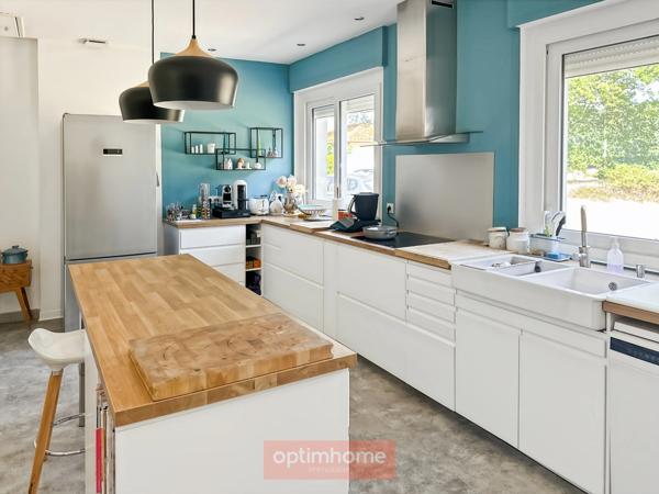 Maison rénovée pleine de charme et de caractère sur son parc boisé d'environ 3 hectares