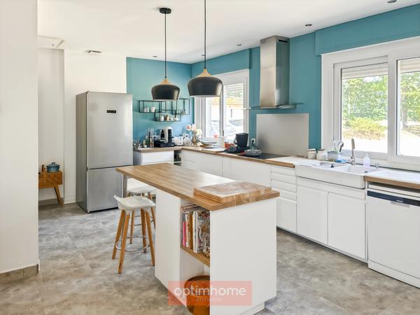 Maison rénovée pleine de charme et de caractère sur son parc boisé d'environ 3 hectares