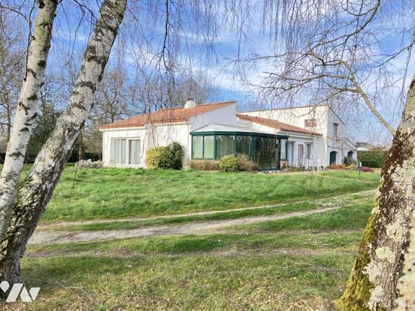 Sur environ 5300 m² de terrain, une agréable maison offrant 5 chambres, une véranda, deux garages 