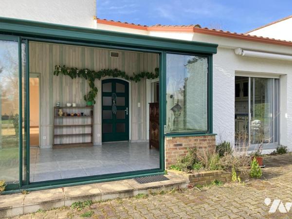 Sur environ 5300 m² de terrain, une agréable maison offrant 5 chambres, une véranda, deux garages 