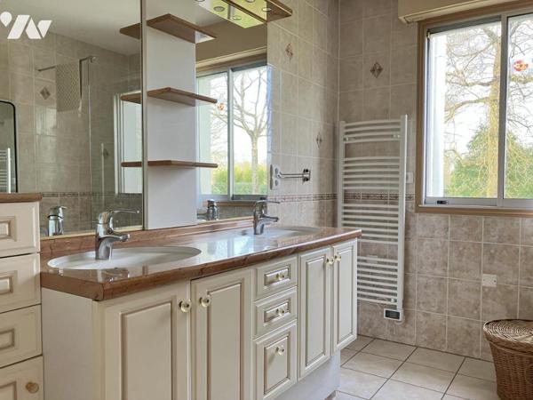 Sur environ 5300 m² de terrain, une agréable maison offrant 5 chambres, une véranda, deux garages 