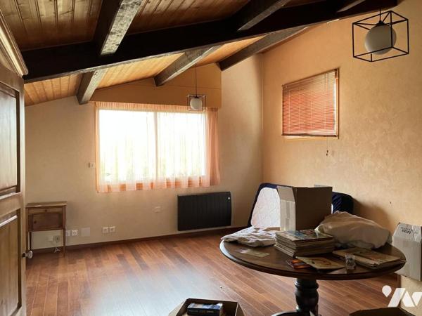 Sur environ 5300 m² de terrain, une agréable maison offrant 5 chambres, une véranda, deux garages 