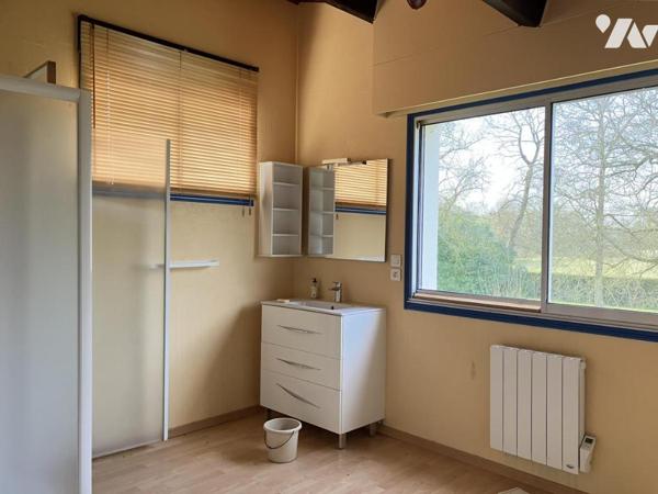 Sur environ 5300 m² de terrain, une agréable maison offrant 5 chambres, une véranda, deux garages 