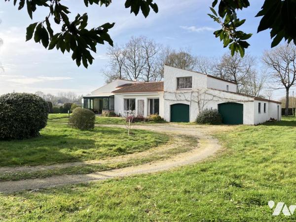 Sur environ 5300 m² de terrain, une agréable maison offrant 5 chambres, une véranda, deux garages 