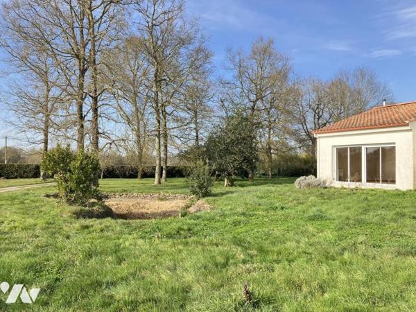 Sur environ 5300 m² de terrain, une agréable maison offrant 5 chambres, une véranda, deux garages 