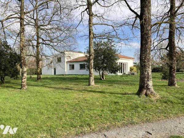 Sur environ 5300 m² de terrain, une agréable maison offrant 5 chambres, une véranda, deux garages 