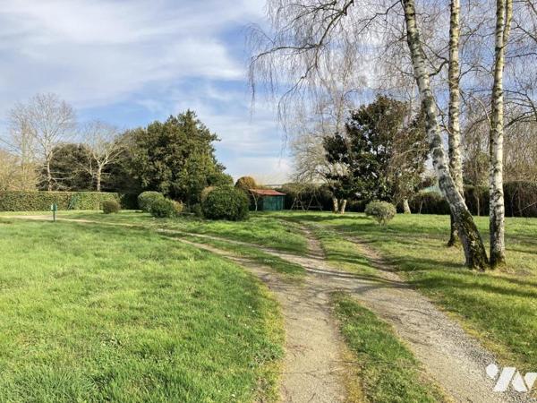 Sur environ 5300 m² de terrain, une agréable maison offrant 5 chambres, une véranda, deux garages 