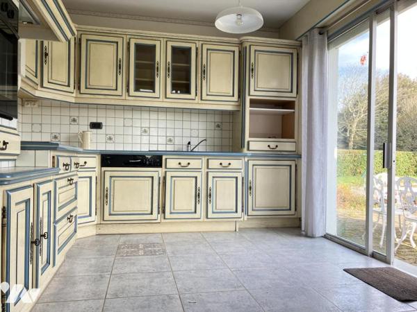 Sur environ 5300 m² de terrain, une agréable maison offrant 5 chambres, une véranda, deux garages 