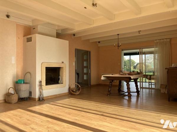 Sur environ 5300 m² de terrain, une agréable maison offrant 5 chambres, une véranda, deux garages 